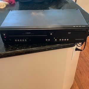 MAGNAVOX VHS HQ DVD Player